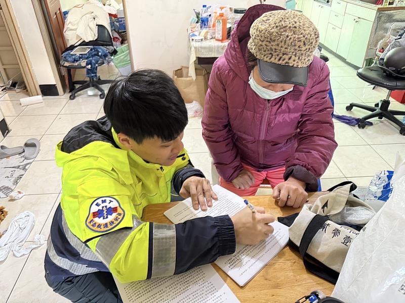 消防局已派遣消防人員前往轄內民眾住家內,進行防範一氧化碳中毒宣導。