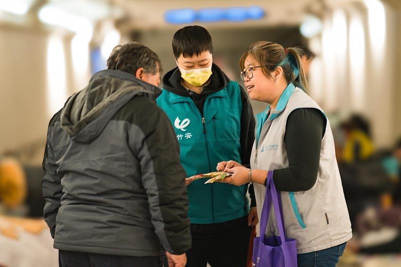 社會處已啟動關懷弱勢機制,提供街友低溫關懷服務。