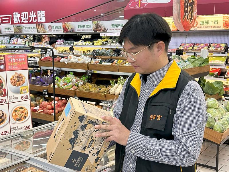 新竹市消保官已於日前分別到遠東愛買巨城店、大潤發忠孝店及湳雅店等量販店，了解冷凍年菜活動廣告與包裝標示情形。