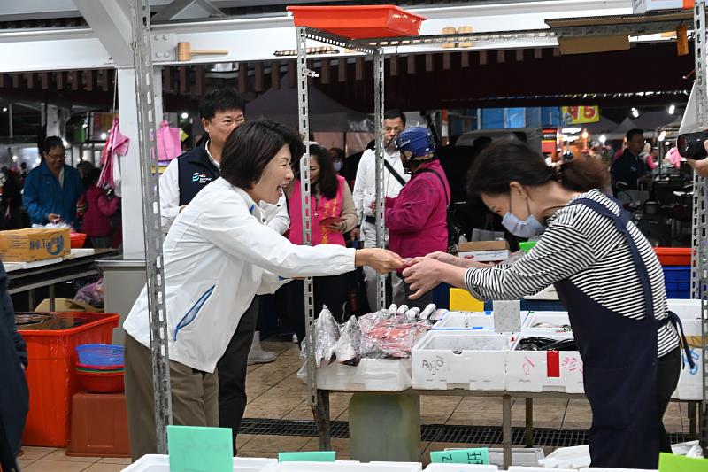 饒慶鈴清晨至果菜市場向攤商與民眾拜年 祝大家蛇序呈祥福壽安康