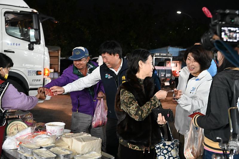 饒慶鈴清晨至果菜市場向攤商與民眾拜年 祝大家蛇序呈祥福壽安康