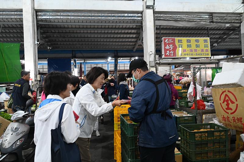 饒慶鈴清晨至果菜市場向攤商與民眾拜年 祝大家蛇序呈祥福壽安康