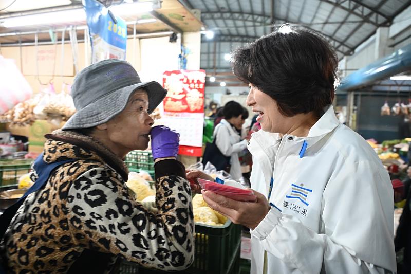 饒慶鈴清晨至果菜市場向攤商與民眾拜年 祝大家蛇序呈祥福壽安康