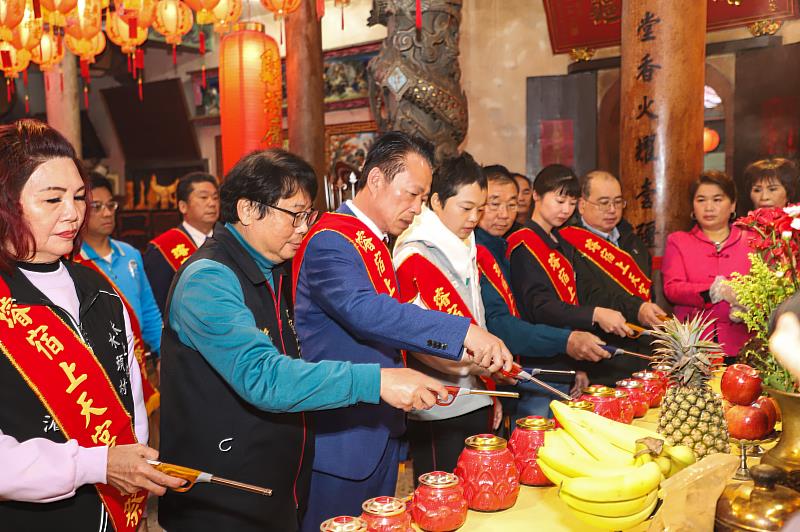 翁章梁大年初一走春宮廟發紅包，祈求嘉義縣發展順利-2