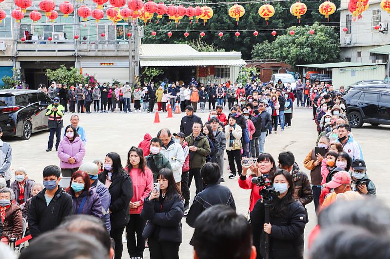 翁章梁縣長大年初一走春宮廟發紅包，祈求嘉義縣發展順利-1