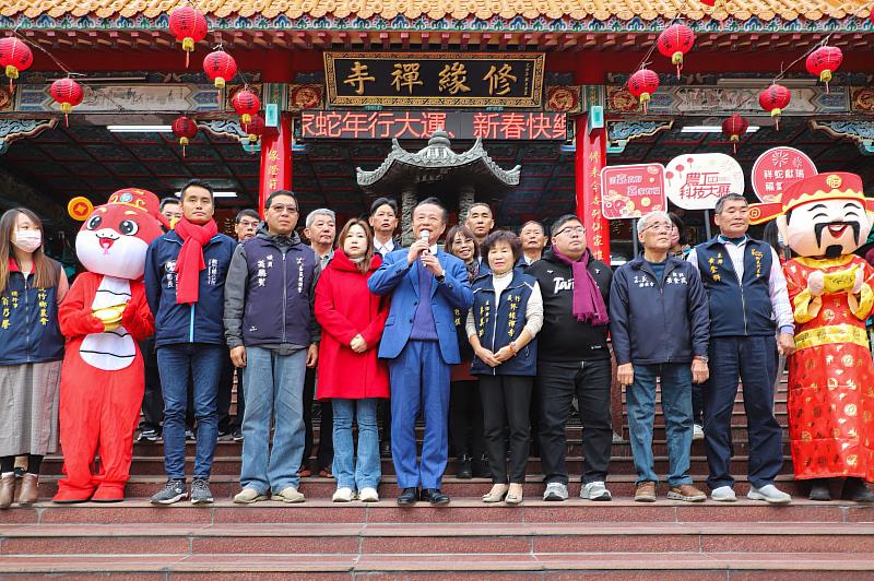 翁章梁大年初一走春宮廟發紅包，祈求嘉義縣發展順利-5