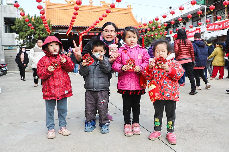 翁章梁大年初一走春宮廟發紅包，祈求嘉義縣發展順利-4