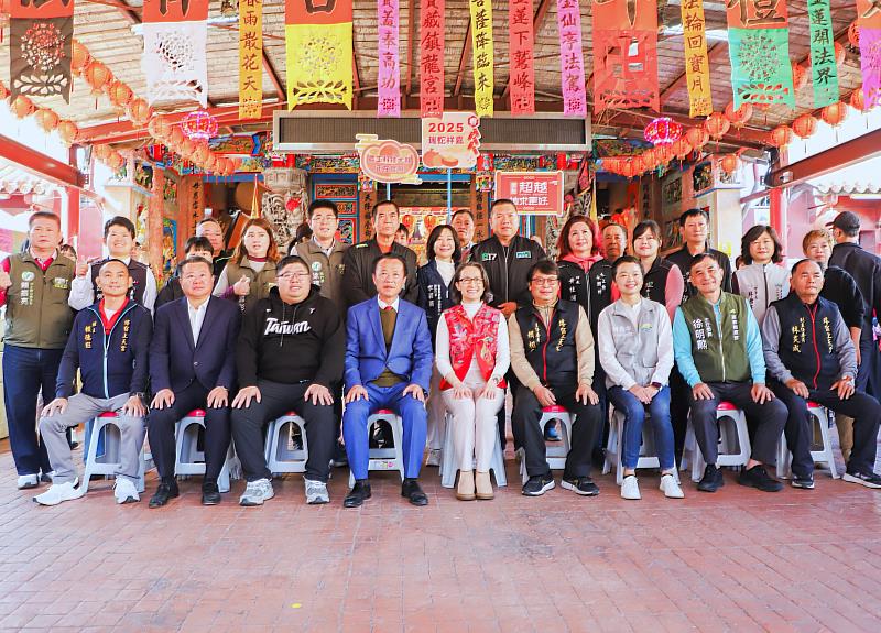 初二蕭美琴副總統赴嘉義寺廟參拜祈福,民眾搶拿新春福袋