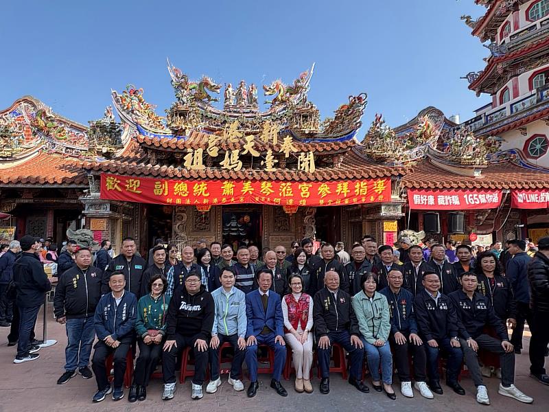 初二蕭美琴副總統赴嘉義寺廟參拜祈福，民眾搶拿新春福袋