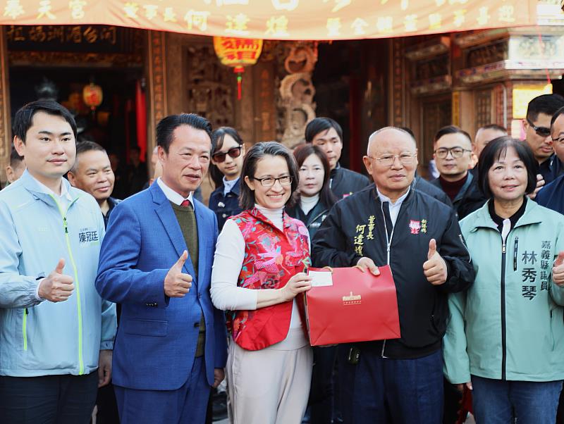 初二蕭美琴副總統赴嘉義寺廟參拜祈福，民眾搶拿新春福袋