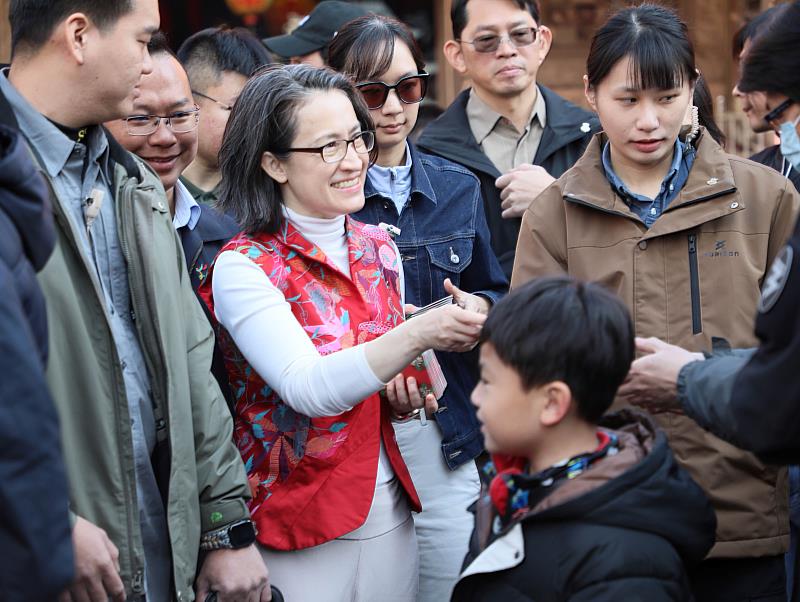 初二蕭美琴副總統赴嘉義寺廟參拜祈福，民眾搶拿新春福袋