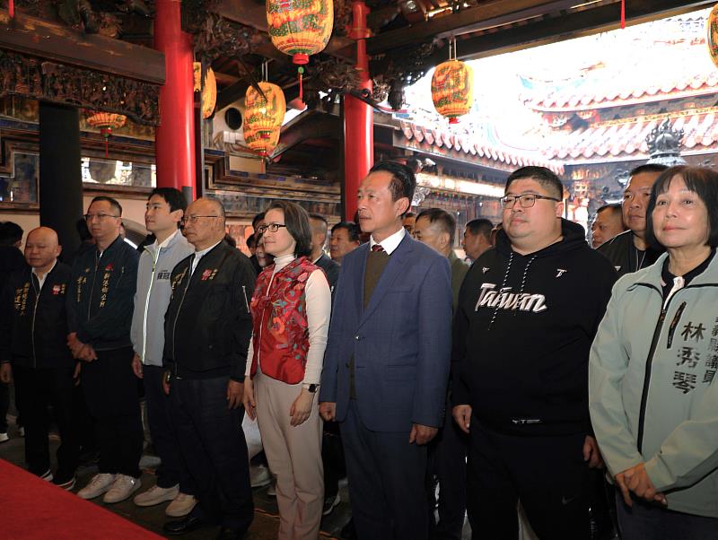 初二蕭美琴副總統赴嘉義寺廟參拜祈福，民眾搶拿新春福袋