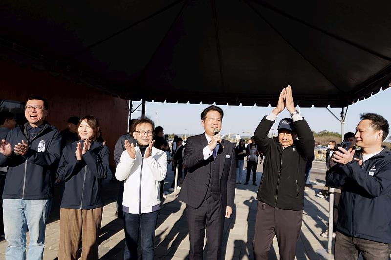 邱臣遠代理市長偕同施淑婷處長、嚴翊琦處長及市府團隊,初二前往波光市集發送「幸福安康」小紅包。