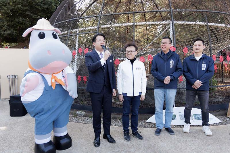 邱臣遠代理市長偕同施淑婷處長、嚴翊琦處長及市府團隊,初二前往動物園發送「幸福安康」小紅包。