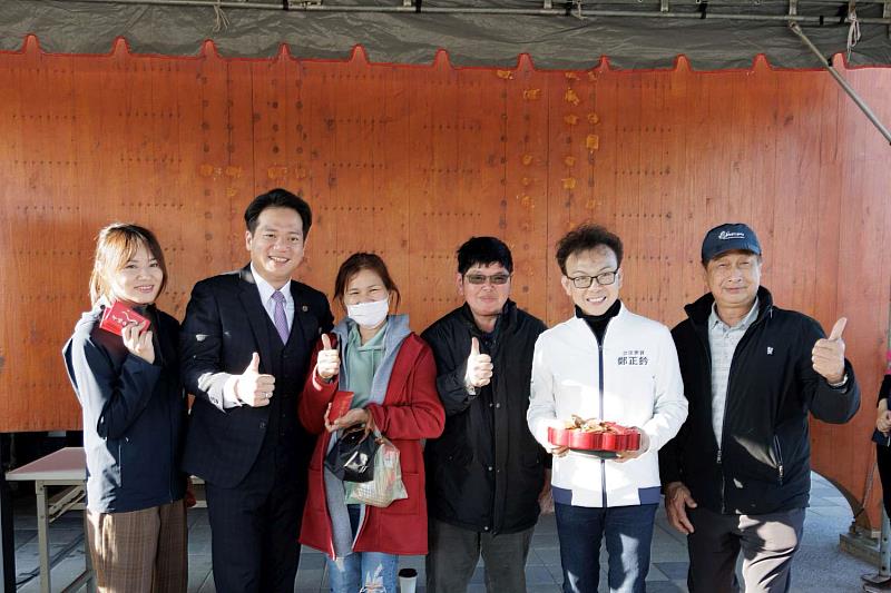 邱臣遠代理市長偕同施淑婷處長、嚴翊琦處長及市府團隊,初二前往波光市集發送「幸福安康」小紅包。