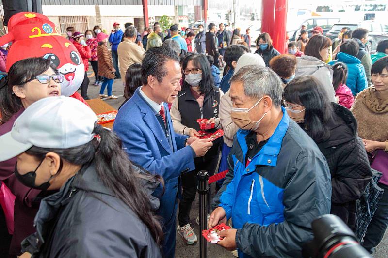 翁章梁大年初三宮廟發紅包 洋溢年節溫暖