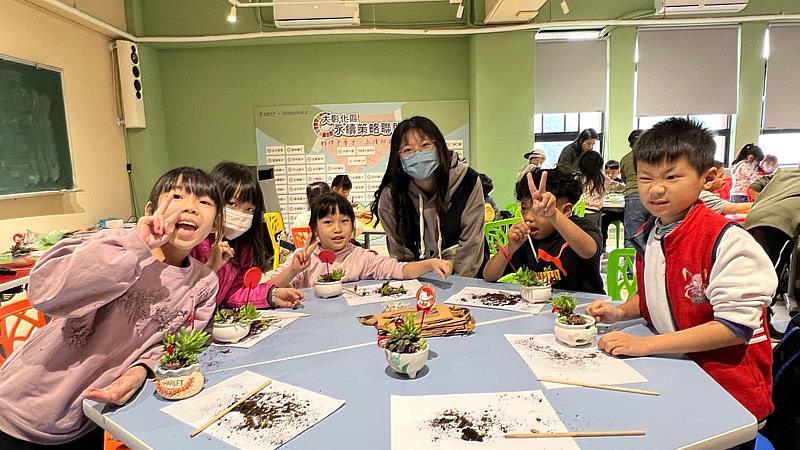 田中國小學童在大葉大學開心體驗多肉植物製作