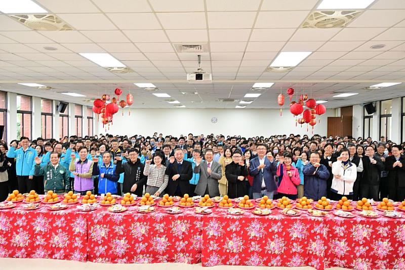 新竹縣政府及新竹縣議會今(3日)舉辦新春團拜,開工日向鄉親拜年。