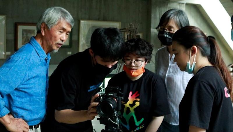 文藻外語大學傳播藝術系學生團隊,於藝術家黃步青工作室進行拍攝。