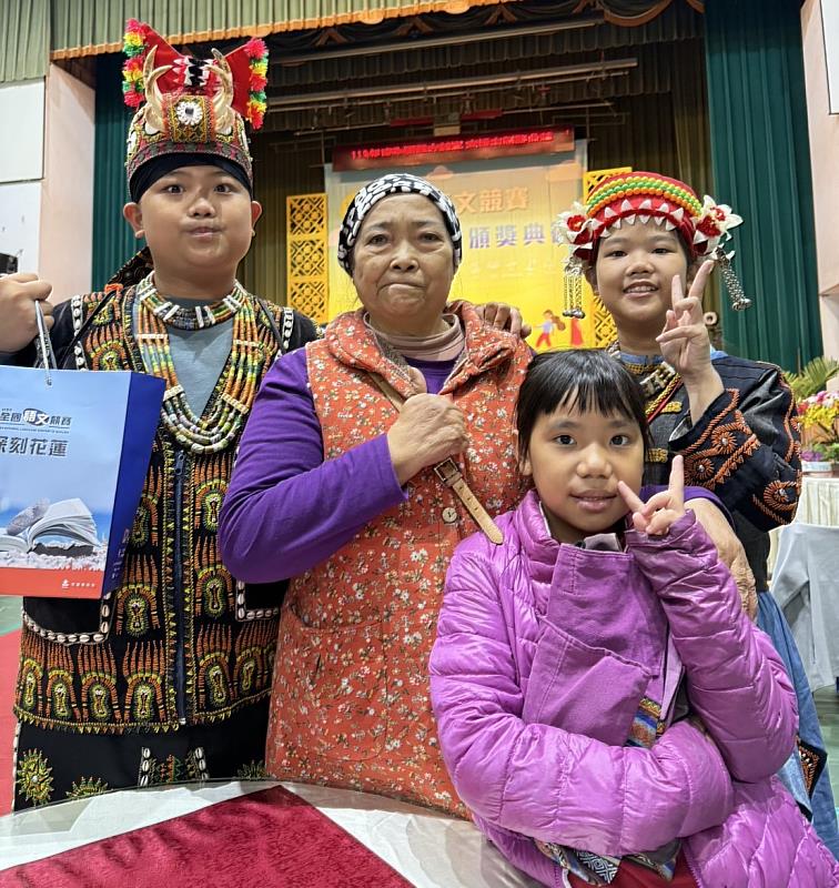 鄺呂軍的妹妹鄺可加(右)同時獲得萬山魯凱族語朗讀國中學生組全國特優 ,其祖母(中)出席頒獎現場觀禮。
