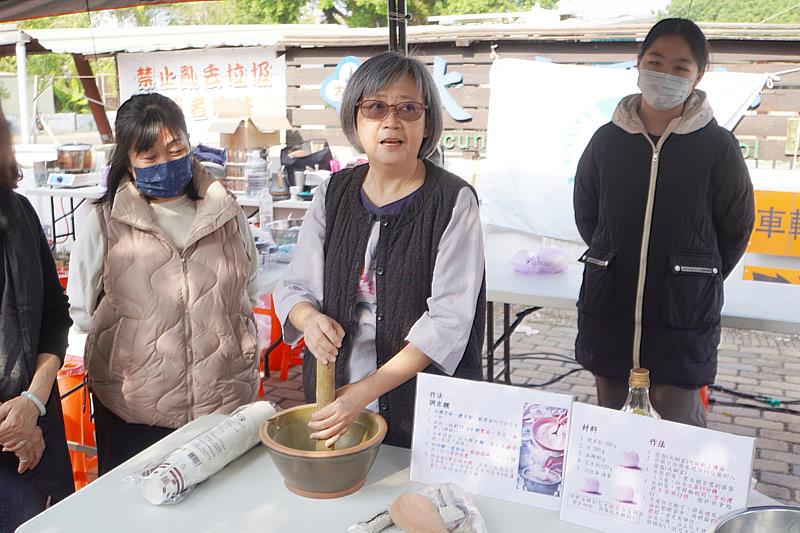 大葉大學藥保系林芳儀老師(中)介紹客家擂茶