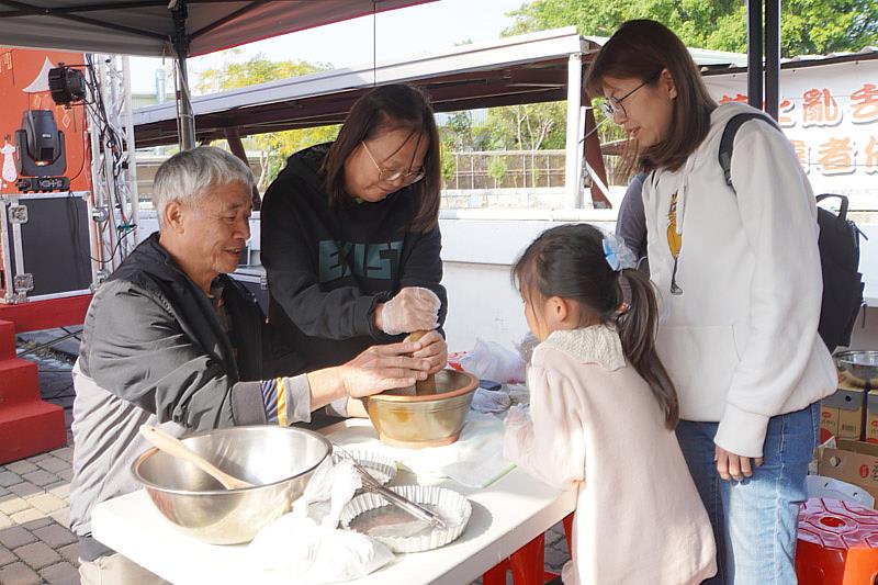 大葉大學帶領大村居民體驗客家擂茶製作