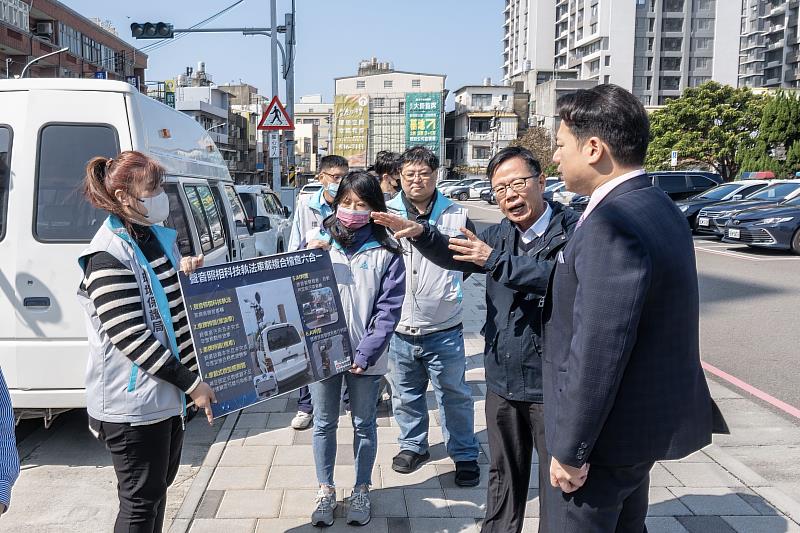 代理市長邱臣遠視察「車載式六合一」複合稽查設備。