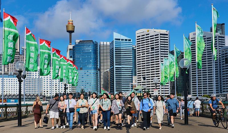 信義企業集團於今年(2025)舉辦海外獎勵旅遊，途經之路插滿近百面信義旗，令同仁備感榮耀