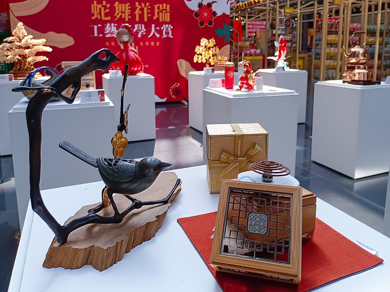 《蛇舞祥瑞.工藝美學大賞》這不僅是一場工藝展覽,更是一場視覺與心靈的美學探索,帶領觀眾感受工藝如何深植於日常,形塑獨特的臺灣美學風格
