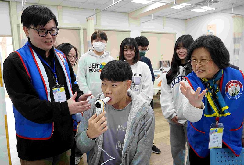 正修護理系冬令營，學員進行肺功能測驗。