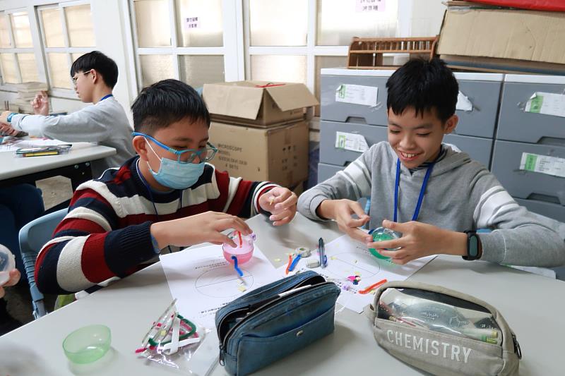 南大提供學童在「震動機器人」製作過程中,學會如何耐心解決問題並發揮創意