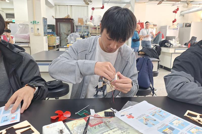 南大提供參訪高中生動手組合迷你太陽能風扇的機會