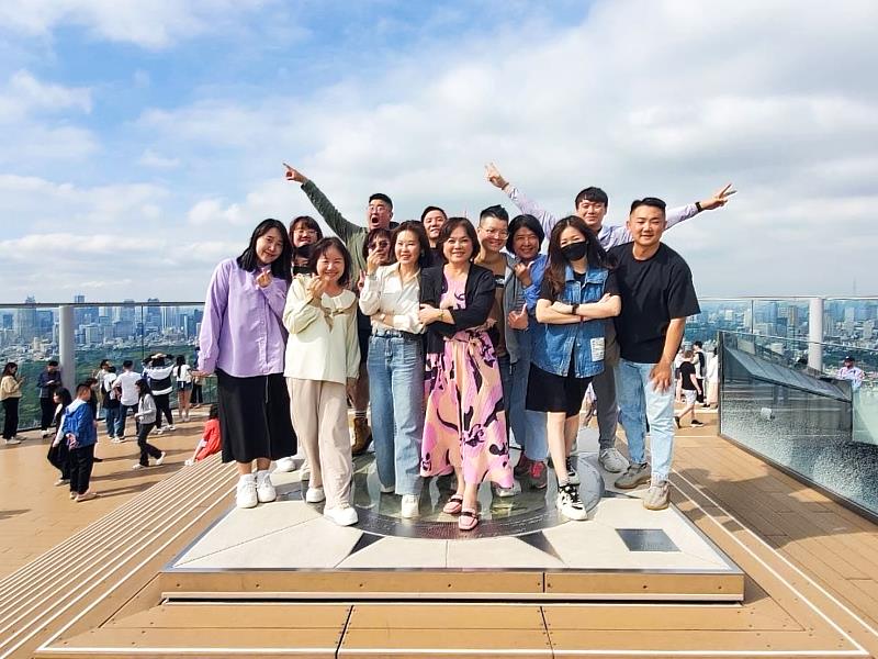 周文惠(圖中)笑說，孫慶餘董事長開創出這麼傑出的加盟房仲事業，不只兒子女兒，連我妹妹跟他們二代，也一起打拼(永慶房產集團提供)