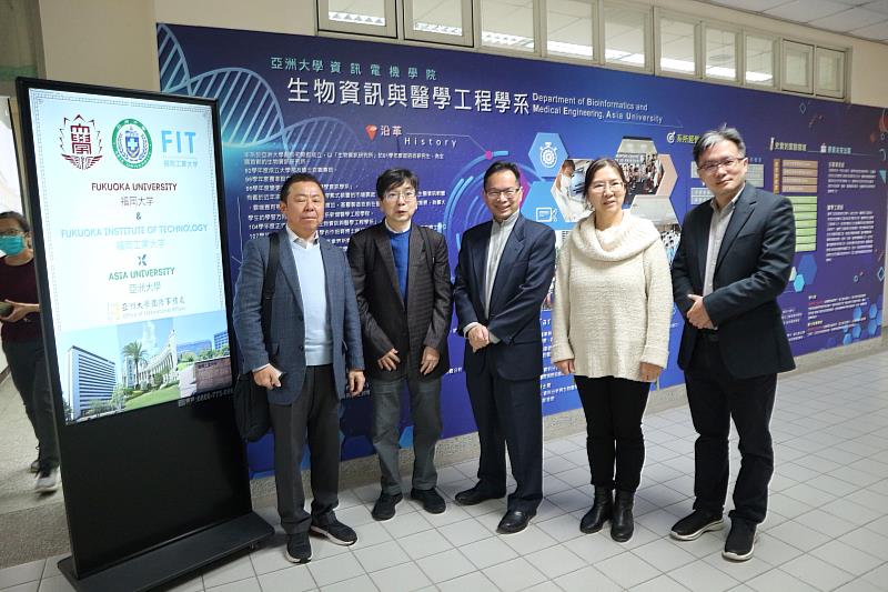 (由左而右)日本福岡大學國際長李明哲、末次正教授訪問亞大,與國際長歐仁和、生醫系主任胡若梅、資工系柯賢儒教授交流。