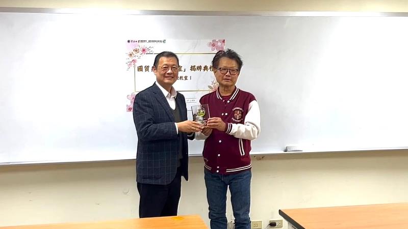 東海大學國貿系舉行「春暉室」揭牌典禮，感謝傑出校友姜華鈞慷慨捐贈百萬獎學金。
