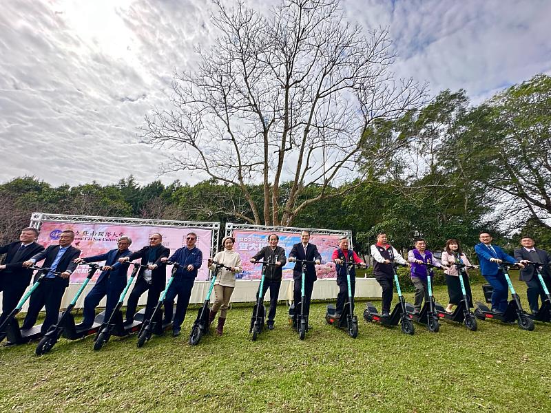 今年櫻花季更首次推出「電動滑板車賞櫻體驗」，讓遊客不必在人群中穿梭，便能輕鬆遊覽全校最美的賞花秘境。