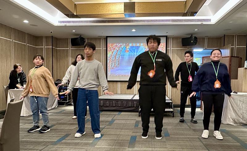 心光晚宴上，小組學員發表成果。（圖由靈鷲山佛教教團提供）