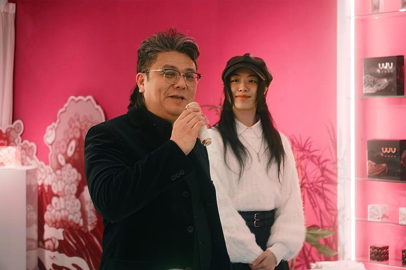伍中行董事長吳傑熙(左)暢談與華梵美術系學生張訓安的合作經過。