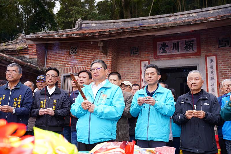 6日舉行「縣定古蹟芎林鍾屋夥房修復工程開工典禮」，新竹縣長楊文科、芎林鄉長黃正彪、鍾氏家族及工程團隊等人上香祈福。