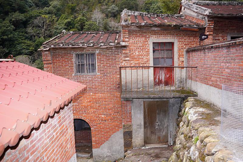 右橫屋因地形變化而形成兩層建築，因應鍾姓家族以製茶營生，右橫屋構造第一層為製茶工廠及豬舍，第二層則為製茶工人宿舍，工法樸實自然。