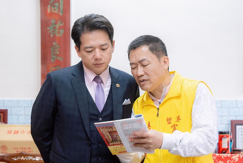邱臣遠代理市長於富美宮上香祈福時,與廟方主委、委員及議員進行互動。