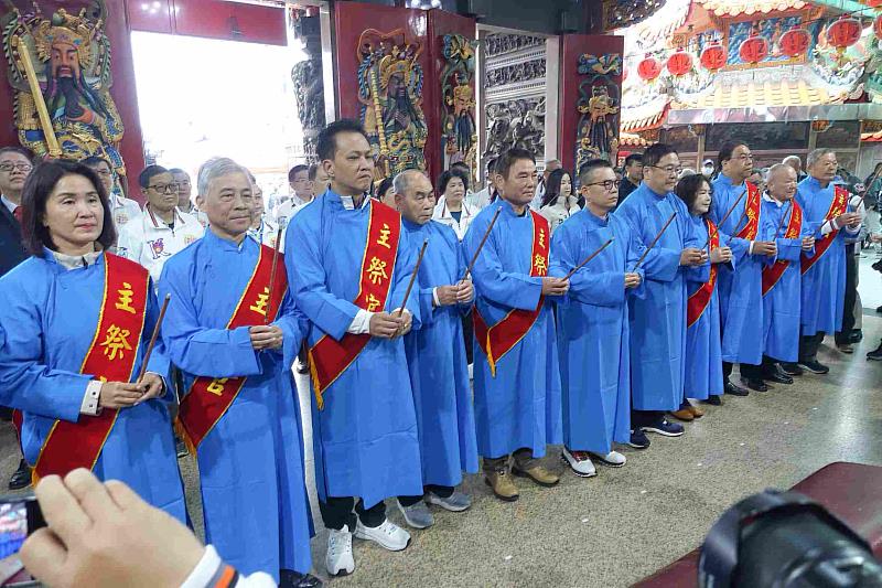 范副偕同苗栗縣長鍾東錦等人一同上香祈福