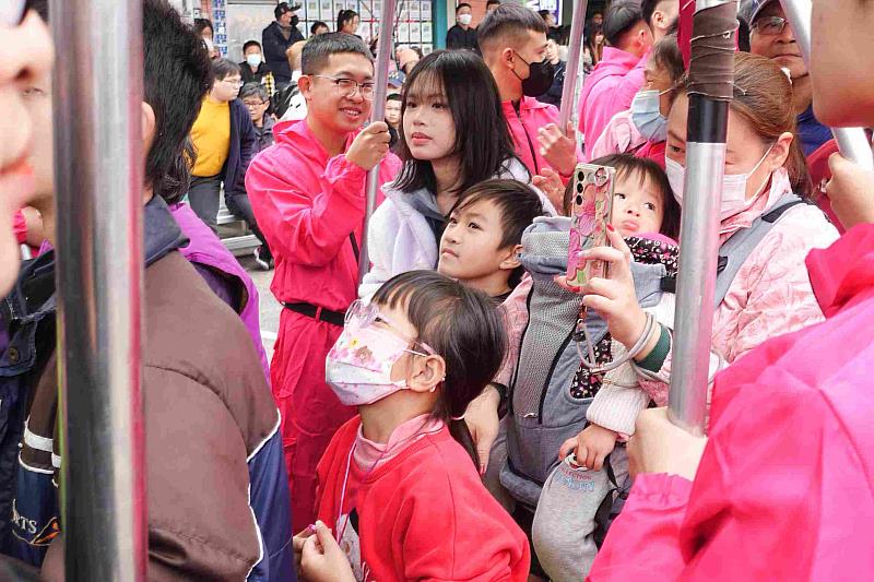 熱鬧鑼鼓聲中，祥龍擺起龍門陣，讓鄉親從下方「穿龍門、得好運」