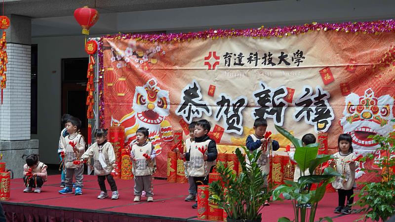 廣秀森林幼兒園所帶來的「歡樂迎新年」熱鬧開場，博得滿堂彩