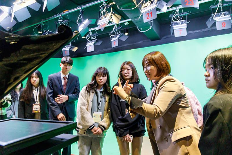 世新校友主播游皓婷為高中生學員介紹世新大學業界規格的專業設備。（世新大學提供）