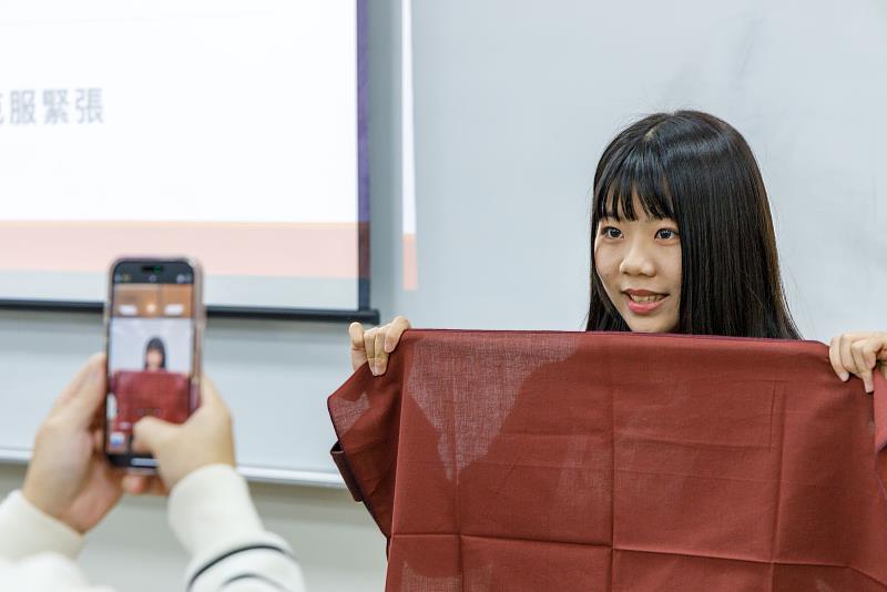世新大學新聞主播營以「個人色彩診斷」分析法，幫助高中生學員歸納出適合各型的妝容與服飾色系。（世新大學提供）