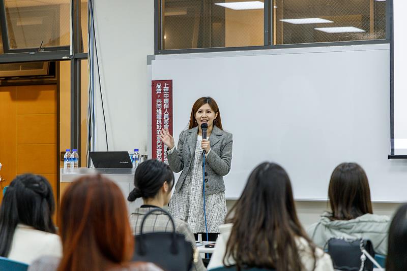 世新校友主播李瀅瀅為高中生學員剖析新聞產製流程與數位轉型的挑戰。（世新大學提供）