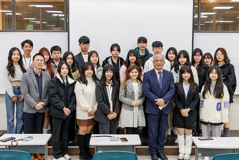 世新大學新聞主播營課程設計以實務為主軸，讓學員從零基礎快速進入專業狀態。（世新大學提供）