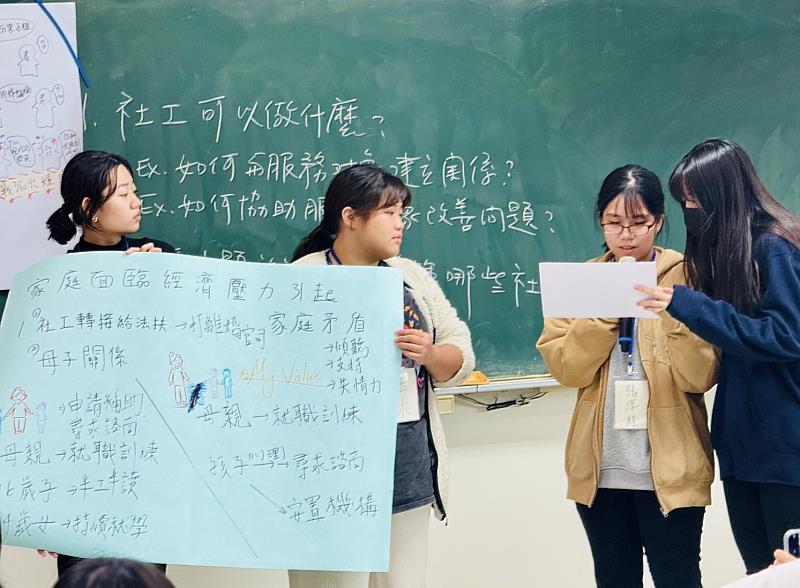 參與活動的高中生，上台分享、訓練口說能力。
