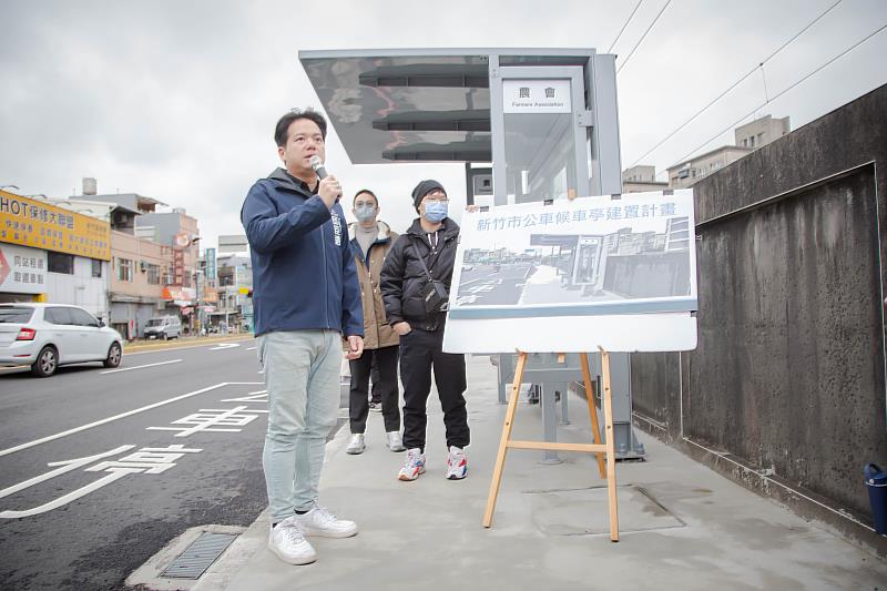 圖1 代理市長邱臣遠攜市政團隊7日前往農會站候車亭，仔細檢視完工改善情況